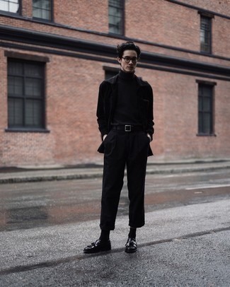 С чем носить черные кожаные лоферы с кисточками в 20 лет: Черный костюм в сочетании с черной водолазкой поможет создать запоминающийся мужской лук. Черные кожаные лоферы с кисточками — беспроигрышный вариант, чтобы дополнить образ.