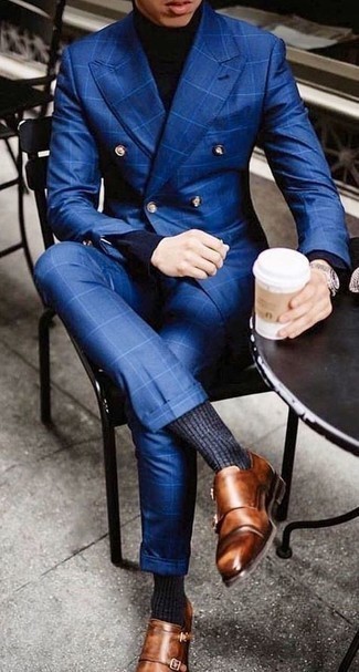 Как носить синий костюм в клетку с коричневыми кожаными монками осень: Если ты принадлежишь к той редкой категории мужчин, способных разбираться в моде, тебе подойдет образ из синего костюма в клетку и черной водолазки. Любители модных экспериментов могут завершить лук коричневыми кожаными монками, тем самым добавив в него чуточку изысканности. Такое сочетание одежды поможет создать позитивное осеннее настроение, какой бы ни была погода за окном.
