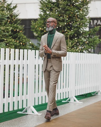 С чем носить темно-зеленый свитер за 50 лет мужчине в деловом стиле: Комбо из темно-зеленого свитера и светло-коричневого костюма позволит создать модный классический лук. Завершив лук темно-коричневыми замшевыми оксфордами, получим приятный результат.