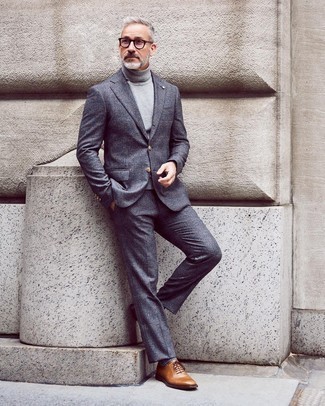 С чем носить коричневые туфли за 50 лет мужчине: Сочетание темно-серого шерстяного костюма в шотландскую клетку и серой водолазки — незаезженный вариант для мужчин, работающих в офисе. И почему бы не добавить в этот образ на каждый день немного стильной строгости с помощью коричневых туфель?