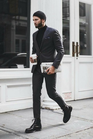 Как носить черную водолазку с черными кожаными повседневными ботинками мужчине в стиле смарт-кэжуал: Черная водолазка в сочетании с темно-серым костюмом в шотландскую клетку — прекрасный офисный вариант для джентльменов. Дополни лук черными кожаными повседневными ботинками, если не хочешь, чтобы он получился слишком консервативным.