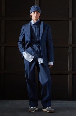 Какие водолазки носить с темно-синим костюмом в 20 лет: Темно-синий костюм и водолазка — образец элегантного мужского стиля в одежде. Чтобы образ не получился слишком претенциозным, можешь завершить его темно-серыми кроссовками.