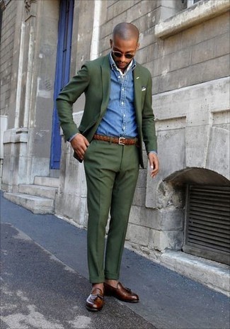 Какие джинсовые рубашки носить с темно-коричневыми лоферами мужчине лето в деловом стиле: Джинсовая рубашка в паре с оливковым костюмом позволит составить стильный классический образ. Хочешь добавить в этот наряд толику классики? Тогда в качестве обуви к этому образу, стоит выбрать темно-коричневые лоферы. Пережить нестерпимый летний зной определенно легче, если на тебе подобное сочетание.