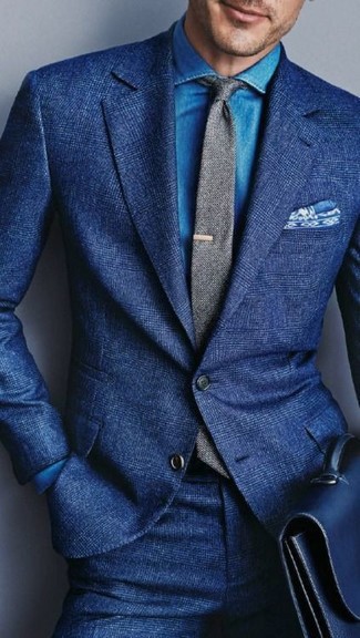 С чем носить темно-синий шерстяной костюм в 30 лет лето: Сочетание темно-синего шерстяного костюма и синей джинсовой рубашки поможет создать запоминающийся мужской лук. Подобное сочетание подарит тебе ощущение комфорта в знойную погоду и уверенность в том, что ты выглядишь с иголочки.