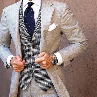 С чем носить темно-сине-белый галстук в горошек в 30 лет мужчине в теплую погоду: Комбо из серого шерстяного костюма и темно-сине-белого галстука в горошек позволит составить запоминающийся мужской образ.
