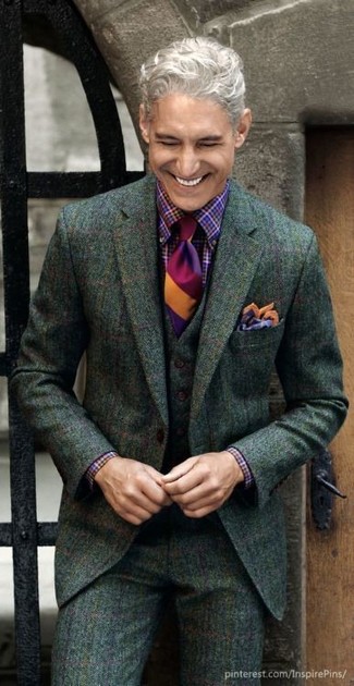 С чем носить темно-пурпурный шелковый галстук мужчине осень в деловом стиле: Сочетание темно-зеленого шерстяного костюма в клетку и темно-пурпурного шелкового галстука позволит создать модный классический образ. Выйти на улицу в унылый осенний день в таком ансамбле будет гораздо легче.