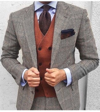 Модный лук: серый шерстяной костюм с узором "гусиные лапки", оранжевый шерстяной жилет, голубая классическая рубашка, темно-коричневый вязаный галстук