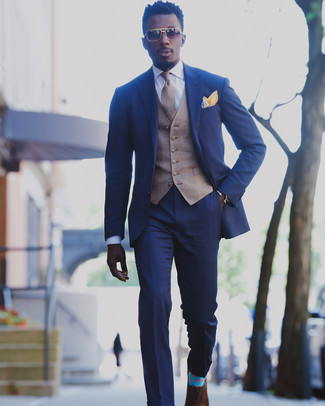 С чем носить синий костюм: Синий костюм в сочетании с коричневым жилетом в шотландскую клетку поможет создать стильный и мужественный лук. Любители смелых вариантов могут дополнить образ коричневыми кожаными оксфордами.
