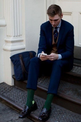 С чем носить оливковые носки мужчине осень в деловом стиле: Темно-синий костюм в сочетании с оливковыми носками продолжает нравиться молодым людям, которые всегда одеты модно. Думаешь сделать образ немного элегантнее? Тогда в качестве дополнения к этому образу, стоит обратить внимание на темно-пурпурные кожаные лоферы. Это модный ансамбль, который отлично подходит для прохладной погоды.