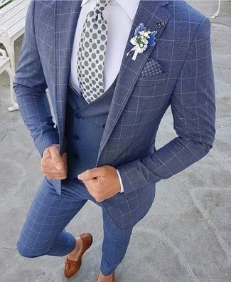 С чем носить бело-темно-синий галстук мужчине осень: Синий костюм в клетку в сочетании с бело-темно-синим галстуком — прекрасный пример делового городского стиля. Если ты предпочитаешь более удобную обувь, останови свой выбор на коричневых кожаных лоферах с кисточками. Это классный лук, который идеально подойдет для переменчивой осенней погоды.
