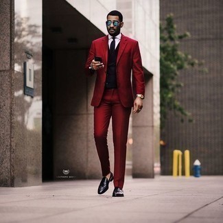 С чем носить темно-бирюзовые солнцезащитные очки мужчине: Если ты ценишь комфорт и функциональность, тебе полюбится такое сочетание красного костюма и темно-бирюзовых солнцезащитных очков. Если ты любишь использовать в своих образах разные стили, из обуви можешь надеть черные кожаные лоферы.