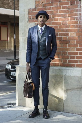 С чем носить темно-пурпурный галстук в 30 лет мужчине в деловом стиле: Несмотря на то, что этот лук весьма классический, дуэт темно-синего костюма и темно-пурпурного галстука всегда будет выбором современных джентльменов, неизбежно покоряя при этом сердца прекрасных дам. Поклонники незаезженных вариантов могут завершить образ темно-пурпурными кожаными брогами.