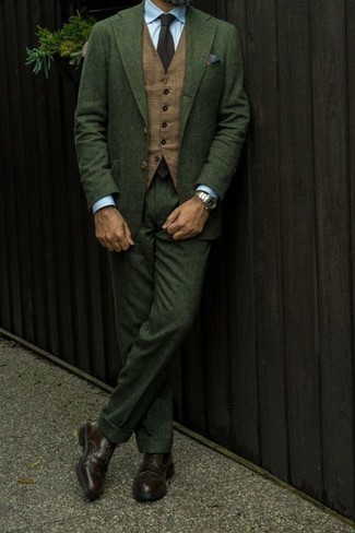 С чем носить светло-коричневый жилет в шотландскую клетку в 30 лет осень: Светло-коричневый жилет в шотландскую клетку в сочетании с темно-зеленым костюмом позволит составить стильный и привлекательный образ. Такой лук несложно приспособить к повседневным реалиям, если надеть в паре с ним темно-коричневые кожаные броги. Нам кажется, это классная идея в пасмурный осенний день.