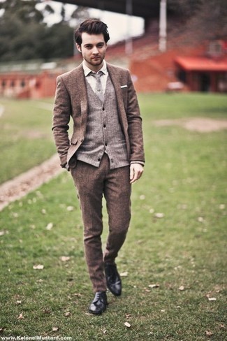 С чем носить серый галстук в 20 лет мужчине: Коричневый костюм и серый галстук — обязательные вещи в классическом мужском гардеробе. Почему бы не добавить в этот лук чуточку авантюрности с помощью черных кожаных туфель дерби?