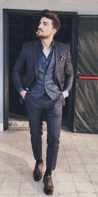 С чем носить темно-синюю классическую рубашку из шамбре мужчине: Темно-синяя классическая рубашка из шамбре в паре с темно-серым костюмом в шотландскую клетку — превосходный пример строгого делового стиля. Весьма стильно здесь выглядят коричневые кожаные оксфорды.