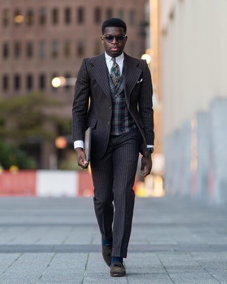 С чем носить коричневый галстук с "огурцами" в 30 лет мужчине осень: Комбо из черного шерстяного костюма в вертикальную полоску и коричневого галстука с "огурцами" — замечательный пример элегантного стиля. Подбирая обувь, можно немного поэкспериментировать и закончить лук темно-коричневыми замшевыми лоферами с кисточками. С таким ансамблем в своем гардеробе, ты всегда будешь выглядеть превосходно, несмотря на неласковую погоду.