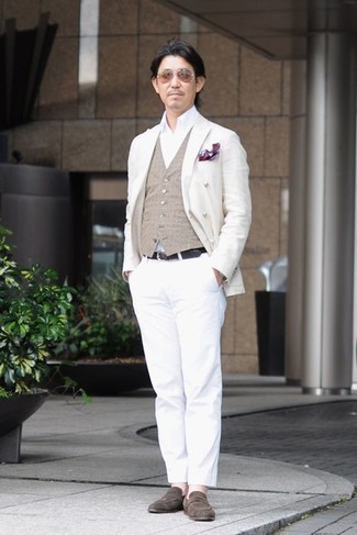 Модный лук: белый костюм, светло-коричневый жилет с принтом, белая классическая рубашка, темно-коричневые замшевые лоферы