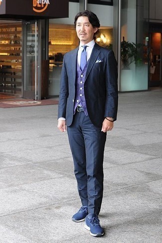 С чем носить бело-пурпурную классическую рубашку за 40 лет мужчине осень в деловом стиле: Бело-пурпурная классическая рубашка и темно-синий костюм — обязательные вещи в деловом мужском гардеробе. Почему бы не добавить в этот образ чуточку небрежности с помощью темно-сине-белых кроссовок? Если хочешь выглядеть по-осеннему эффектно и необычно, тебе обязательно стоит взять этот образ на вооружение.
