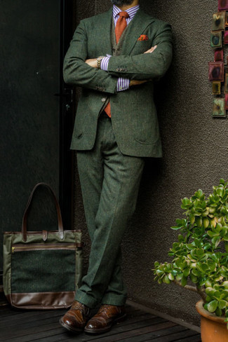 Как носить темно-зеленый костюм с золотым галстуком: Сочетание темно-зеленого костюма и золотого галстука позволит воссоздать строгий мужской стиль. В сочетании с темно-коричневыми кожаными брогами весь лук смотрится очень динамично.