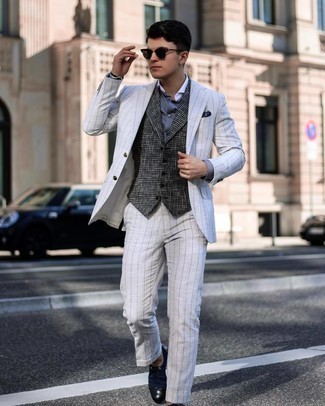 Модный лук: серый костюм в вертикальную полоску, темно-серый шерстяной жилет с узором "гусиные лапки", серая классическая рубашка, темно-синие туфли дерби из плотной ткани