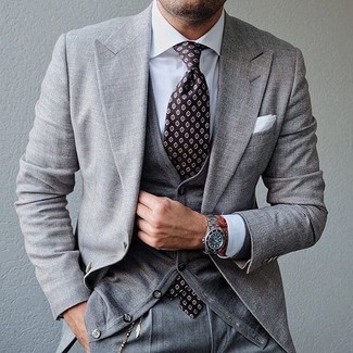 С чем носить коричневый галстук с принтом в 30 лет мужчине: Серый костюм в сочетании с коричневым галстуком с принтом позволит создать модный и мужественный ансамбль.
