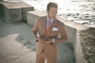 С чем носить табачный кардиган мужчине: Табачный кардиган в сочетании со светло-коричневым костюмом поможет создать модный и элегантный лук.