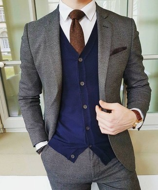 Модный лук: серый шерстяной костюм, темно-синий кардиган, белая классическая рубашка, темно-коричневый галстук