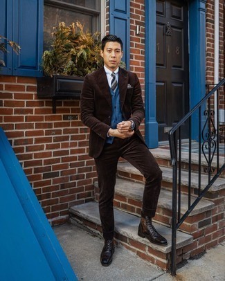 С чем носить ботинки в 20 лет мужчине в деловом стиле: Темно-коричневый костюм в сочетании с синим кардиганом поможет исполнить строгий деловой стиль. Ботинки позволят сделать образ не таким официальным.