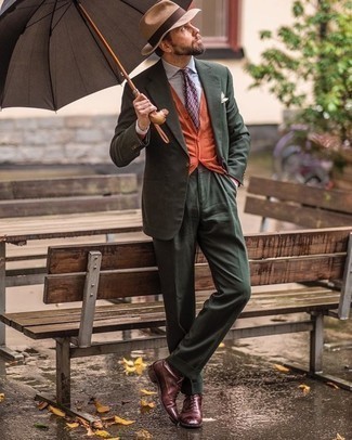 С чем носить фиолетовый галстук с принтом мужчине осень: Комбо из темно-зеленого костюма и фиолетового галстука с принтом поможет составить стильный и элегантный лук. Ты сможешь легко приспособить такой образ к повседневным делам, завершив его темно-коричневыми кожаными оксфордами. Такое сочетание вещей наверняка придется тебе по душе осенью.