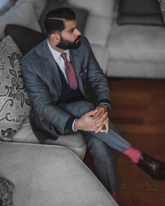 С чем носить темно-красный галстук в клетку мужчине: Несмотря на то, что это довольно-таки консервативный образ, сочетание темно-серого костюма в шотландскую клетку и темно-красного галстука в клетку неизменно нравится джентльменам, неминуемо пленяя при этом дамские сердца. Если говорить об обуви, темно-коричневые кожаные оксфорды являются классным выбором.