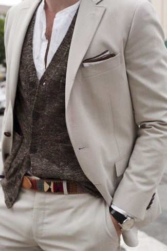 Модный лук: бежевый костюм, темно-коричневый кардиган, белая рубашка с длинным рукавом, белый нагрудный платок