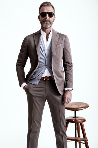 С чем носить коричневый костюм за 50 лет в стиле смарт-кэжуал: Сочетание коричневого костюма и серого кардигана поможет создать модный и привлекательный лук.