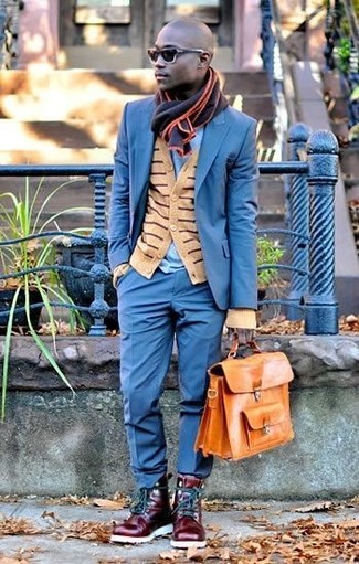 С чем носить светло-коричневый кардиган в горизонтальную полоску мужчине осень в стиле смарт-кэжуал: Сочетание светло-коричневого кардигана в горизонтальную полоску и синего костюма — замечательный пример строгого делового стиля. Заверши ансамбль темно-красными кожаными повседневными ботинками, если боишься, что он получится слишком строгим. Само собой разумеется, такой лук станет замечательным решением в погожий осенний день.