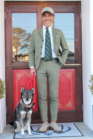 С чем носить темно-сине-зеленый галстук за 60 лет мужчине: Несмотря на то, что этот образ кажется довольно консервативным, сочетание оливкового костюма и темно-сине-зеленого галстука всегда будет выбором современных джентльменов, неизменно покоряя при этом сердца прекрасных дам. Если сочетание несочетаемого импонирует тебе не меньше, чем безвременная классика, дополни свой наряд оливковыми ботинками дезертами из плотной ткани.