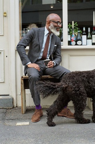 С чем носить коричневый галстук за 50 лет мужчине в теплую погоду: Несмотря на то, что это классический лук, сочетание серого костюма и коричневого галстука является неизменным выбором современных джентльменов, неминуемо покоряя при этом сердца прекрасных дам. Если сочетание несочетаемого импонирует тебе не меньше, чем проверенная классика, дополни этот наряд коричневыми замшевыми ботинками дезертами.