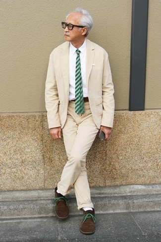 С чем носить мятный шелковый галстук за 60 лет мужчине весна в деловом стиле: Бежевый костюм и мятный шелковый галстук — великолепный выбор для светского мероприятия. Чтобы лук не получился слишком отполированным, можешь закончить его темно-коричневыми замшевыми ботинками дезертами. Когда зимний сезон уходит и сменяется более теплой погодой, нам хочется одеваться модно и выглядеть на все сто, привлекая взгляды прекрасного пола. Подобный лук уж точно поможет достичь желанной цели.