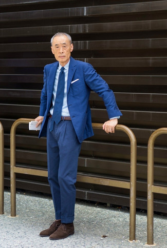С чем носить ремень за 60 лет мужчине: Можно с уверенностю сказать, что синий костюм смотрится отлично в тандеме с ремень. Завершив лук темно-коричневыми замшевыми ботинками дезертами, ты привнесешь в него классическую нотку.