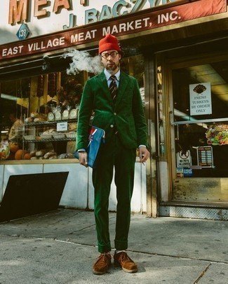 С чем носить красную шапку мужчине в деловом стиле: Темно-зеленый вельветовый костюм и красная шапка будут стильно смотреться в стильном гардеробе самых требовательных парней. Такой ансамбль получает новое прочтение в сочетании с коричневыми замшевыми ботинками дезертами.