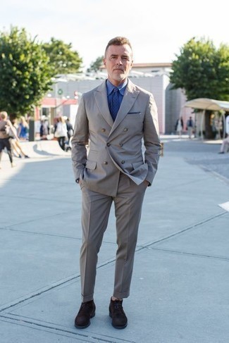 С чем носить темно-сине-белый галстук в горошек за 50 лет мужчине в деловом стиле: Несмотря на то, что это классический образ, сочетание серого костюма и темно-сине-белого галстука в горошек неизменно нравится стильным молодым людям, покоряя при этом дамские сердца. Завершив лук темно-коричневыми замшевыми ботинками дезертами, можно привнести в него немного непринужденности.