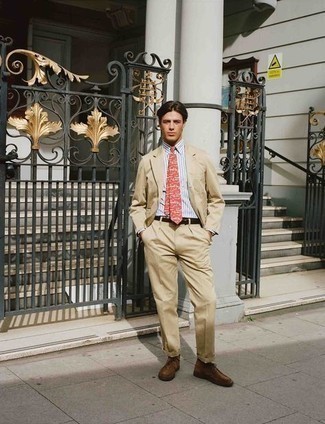 Модный мужской лук: светло-коричневый костюм, бело-синяя классическая рубашка в вертикальную полоску, коричневые замшевые ботинки дезерты, красный галстук с принтом