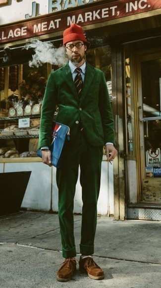С чем носить темно-бирюзовый галстук в горизонтальную полоску в 30 лет мужчине в теплую погоду в деловом стиле: Несмотря на то, что это довольно-таки консервативный ансамбль, тандем темно-зеленого вельветового костюма и темно-бирюзового галстука в горизонтальную полоску неизменно нравится стильным молодым людям, пленяя при этом дамские сердца. Коричневые замшевые ботинки дезерты помогут сделать образ менее формальным.