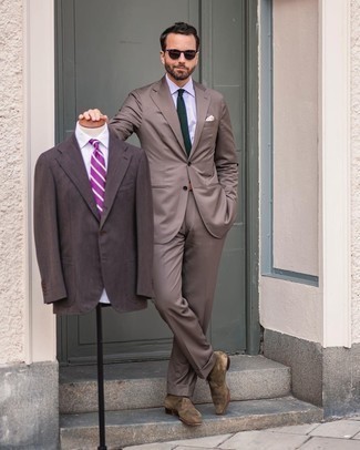 Модный лук: коричневый костюм, белая классическая рубашка, оливковые замшевые ботинки дезерты, темно-зеленый вязаный галстук