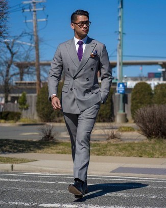 С чем носить пурпурный галстук в 20 лет мужчине весна: Серый костюм в паре с пурпурным галстуком позволит воплотить строгий мужской стиль. Создать незабываемый контраст с остальными составляющими этого образа помогут черные кожаные ботинки челси. Вне всякого сомнения, такой лук будет выглядеть невероятно модно весной.