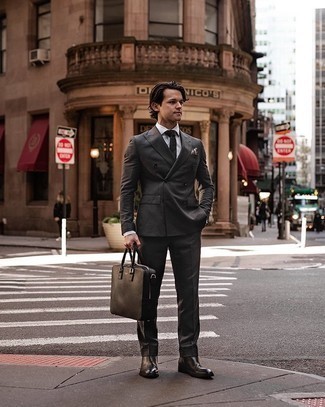 С чем носить черный галстук мужчине: Темно-серый костюм в сочетании с черным галстуком позволит воссоздать строгий мужской стиль. Тебе нравятся смелые сочетания? Можешь закончить свой образ черными кожаными ботинками челси.