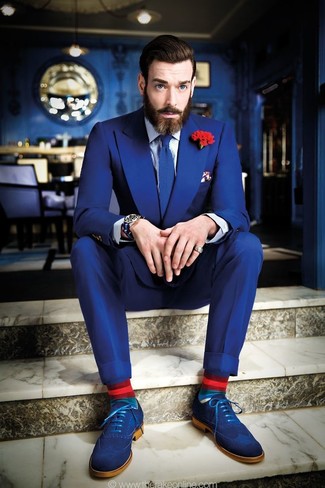 С чем носить красную мужскую брошь в деловом стиле: Синий костюм идеально сочетается с красной мужской брошью. Хочешь сделать образ немного строже? Тогда в качестве дополнения к этому ансамблю, стоит обратить внимание на синие замшевые броги.