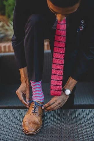 С чем носить розовые носки мужчине в деловом стиле: Черный костюм и розовые носки надежно закрепились в гардеробе современных мужчин, помогая создавать эффектные и стильные ансамбли. Теперь почему бы не привнести в этот ансамбль на каждый день толику стильной строгости с помощью коричневых кожаных брогов?