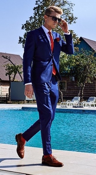 С чем носить темно-красные носки в 30 лет мужчине в деловом стиле: Темно-синий костюм в сочетании с темно-красными носками не прекращает импонировать стильным парням. Завершив ансамбль коричневыми кожаными брогами, можно привнести в него немного привлекательного консерватизма.