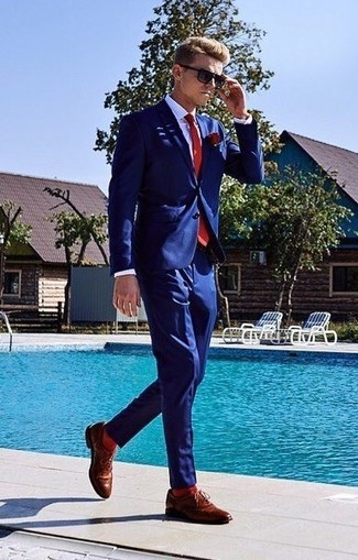 С чем носить красно-белые носки в 20 лет мужчине: Удобное сочетание темно-синего костюма и красно-белых носков однозначно будет обращать на себя дамские взгляды. Коричневые кожаные броги добавят образу нотки классики.