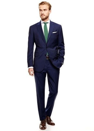 С чем носить зелено-красный галстук мужчине: Комбо из темно-синего костюма и зелено-красного галстука — отличный пример элегантного стиля. Такой лук легко адаптировать к повседневным нуждам, если надеть в тандеме с ним темно-коричневые кожаные броги.