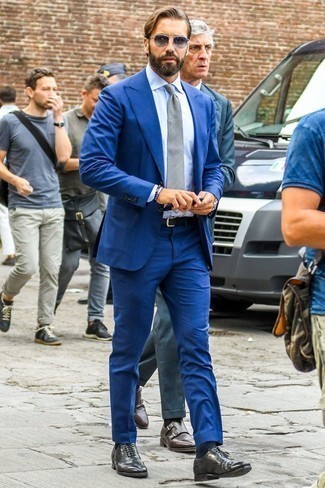 С чем носить серебряный галстук мужчине: Синий костюм в сочетании с серебряным галстуком — прекрасный пример строгого делового стиля. Если подобный лук кажется слишком смелым, сбалансируй его черными кожаными брогами.